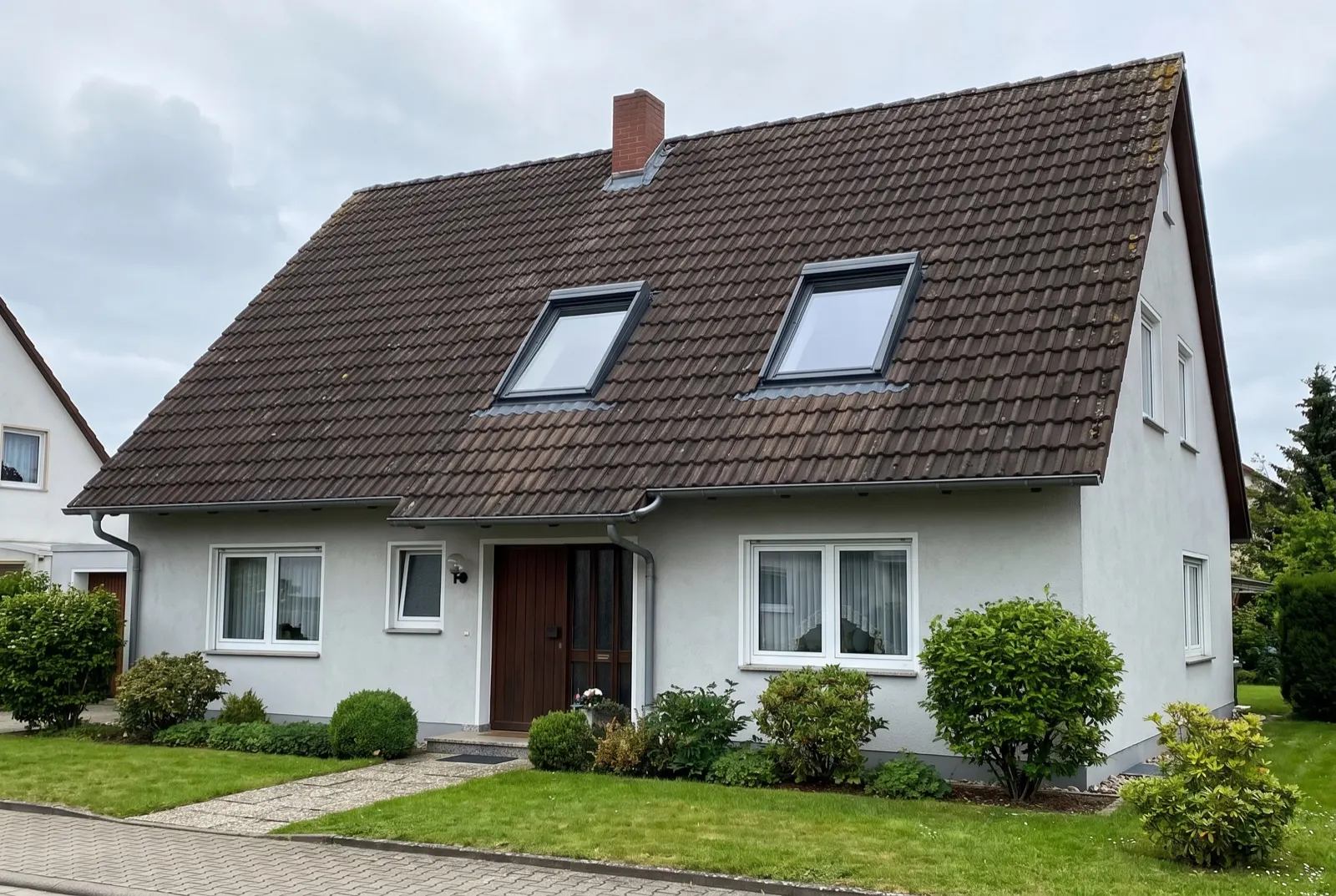 Kundenfoto: Einfamilienhaus mit verwittertem dunkelbraunem Altdach