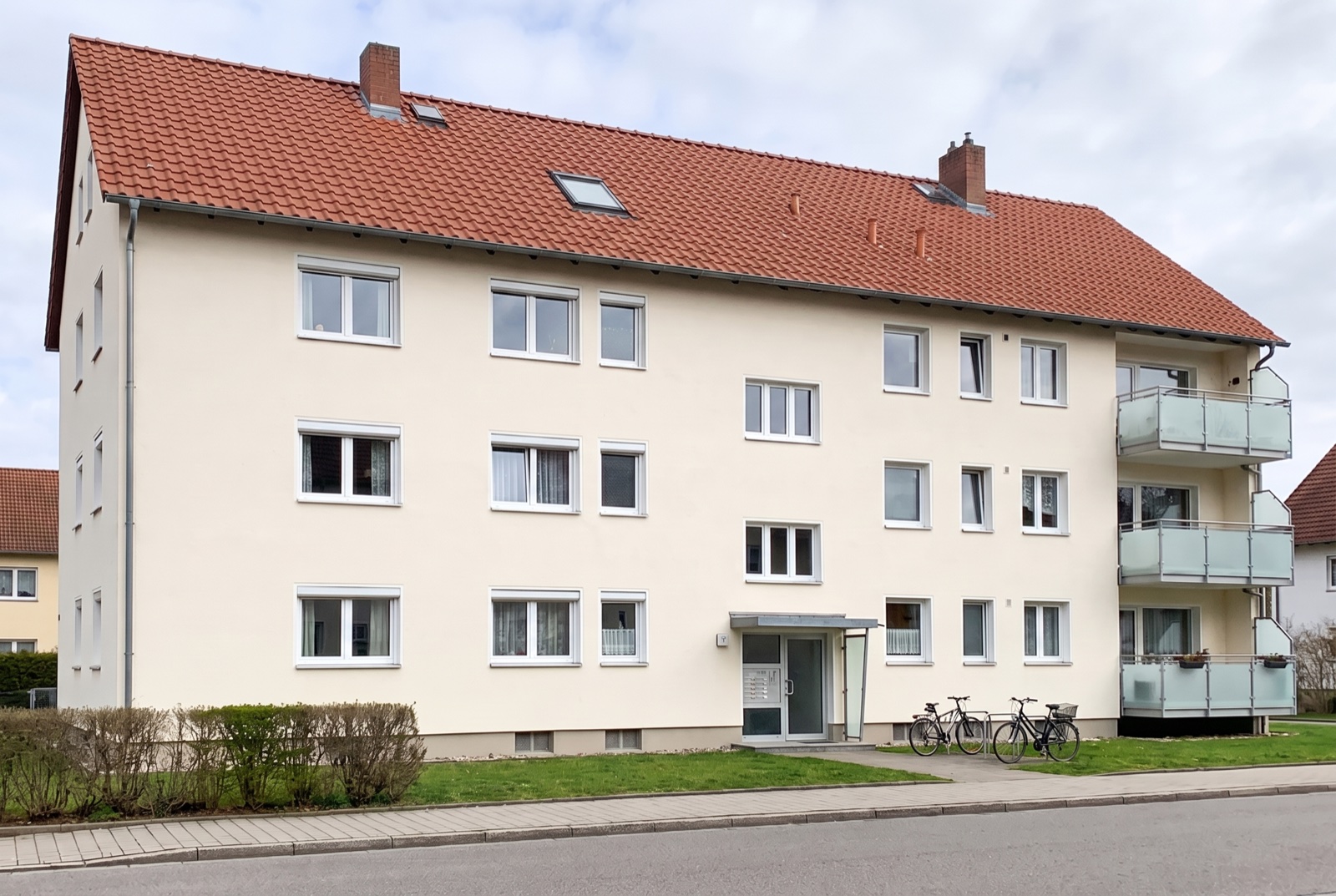 Mehrfamilienhaus mit frisch eingedecktem naturrotem Dach